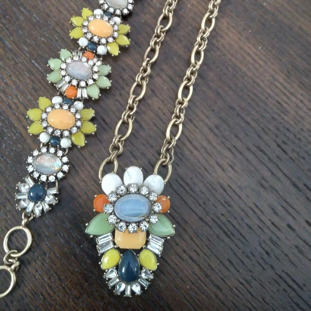 Chloe & Isabel necklace and bracelet  Unique colors, chunky trendy